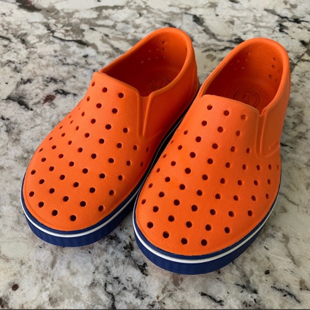 Natives boys barely worn, orange, sz 10 toddler